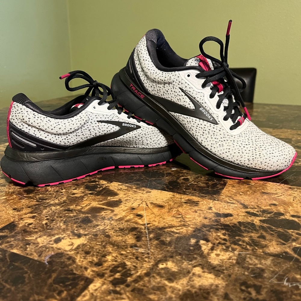 Brooks Trace tennis shoes